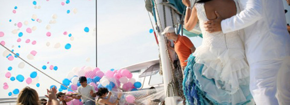 Celebración de bodas náuticas en barco catamaran